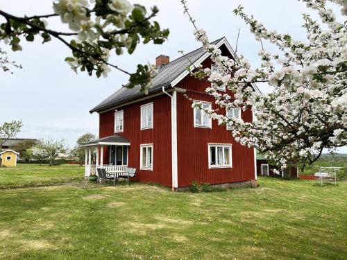 Cozy red cottage in the countryside outside Vimmerby