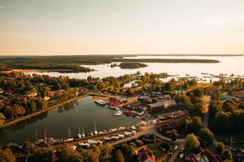 Perssons i Backens Pensionat- Sjötorps Vandrarhem & Rum